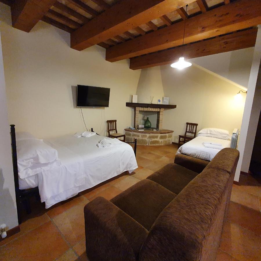 Pietra Maula Agriturismo Castelraimondo Exterior foto